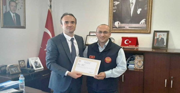 KAYMAKAMDAN ÇAVUŞOĞLU’NA PLAKET