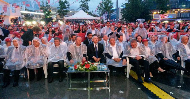 KILIÇDAROĞLU YAĞMUR ALTINDA KONSERİ İZLEDİ