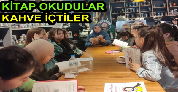 KİTAP OKUYAN KAHVE İÇTİ