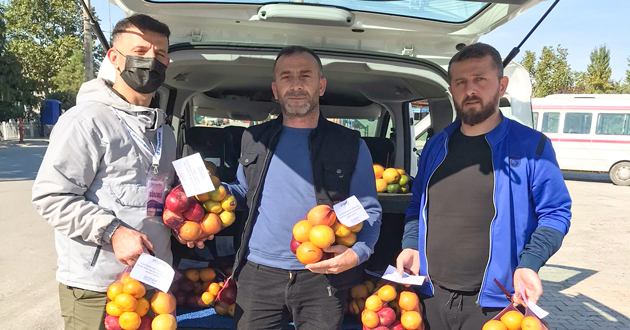 ​Korana ’lılara meyve dağıtıyorlar