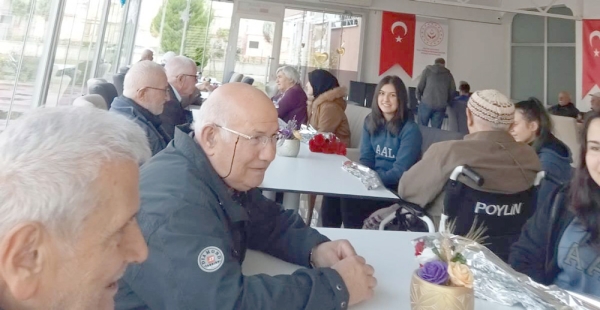 LİSE ÖĞRENCİLERİNDEN YAŞLILARA SÜRPRİZ