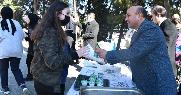 Lise öğrencilerine sucuk ekmek dağıtıldı