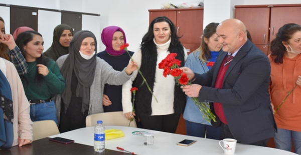​LİSEDE KADINLAR GÜNÜ UNUTULMADI