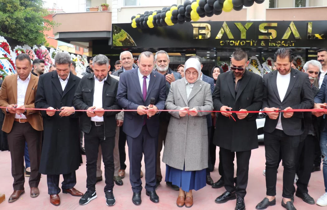 MELİHA AKYOL KURDELAYI KESTİ