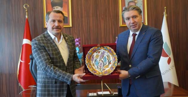 MEMURSEN DEN YAÜ REKTÖRÜNE TEBRİK