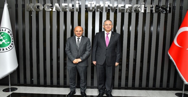 METİN ORAL KOÜ REKTÖRÜNÜ TEBRİK ETTİ