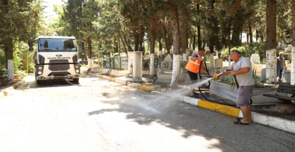 MEZARLIKLAR TEMİZLENİYOR
