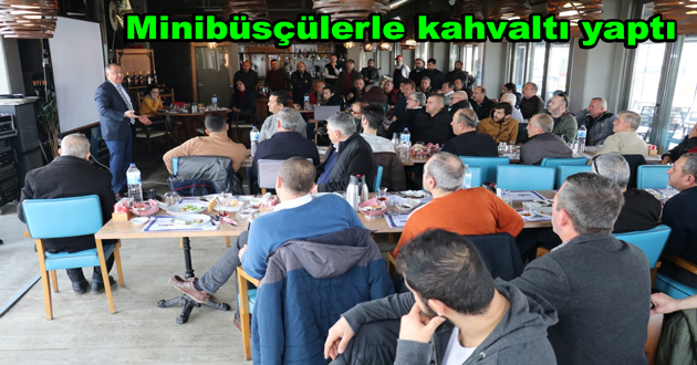 Minibüsçülerle kahvaltı yaptı
