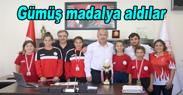 Minik güreşcilerden Gümüş madalya