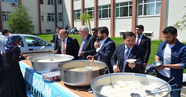 MÜFTÜLÜK YALOVA ÜNİVERSİTESİ'NDE  PİLAV DAĞITTI