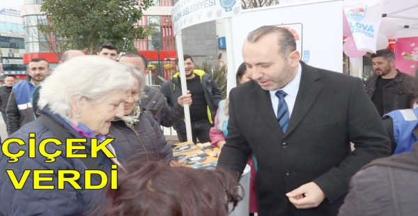 MUSTAFA TUTUK KADINLARA ÇİÇEK VERDİ