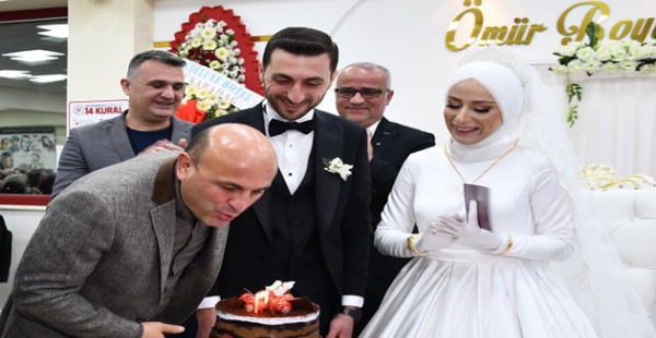 Nikahı kıydı pastayı üfledi