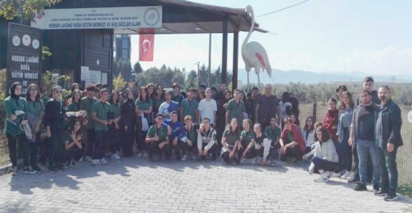 ÖĞRENCİLER KUŞ VE KELEBEKLERİ İNCELEDİ