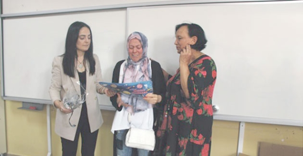ÖLEN OĞLUNUN KARNESİNE SARILDI AĞLADI