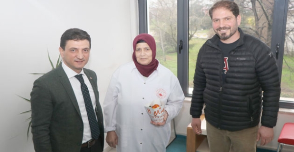 Parıldar kadınlara çiçek verdi