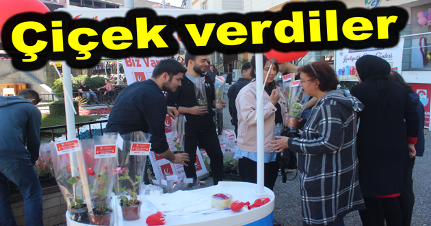 Refahlı gençler çiçek dağıttı