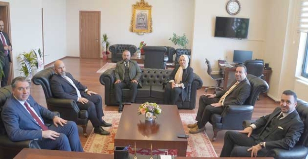 ​REKTÖR BAHÇEKAPILI’YI TEBRİK EDİYORLAR