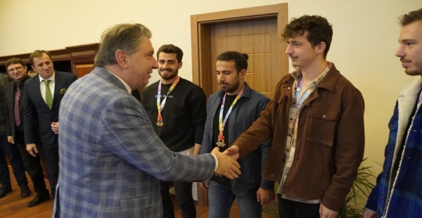 REKTÖR ŞAMPİYONLARI KUTLADI
