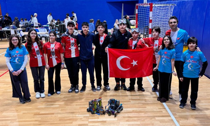 ROBOT YARIŞMASINDA MEHMET AKİF AVRUPA ŞAMPİYONU
