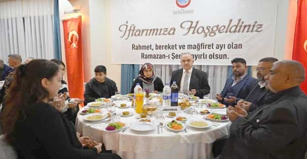 ROMANLAR İFTARDA BULUŞTU