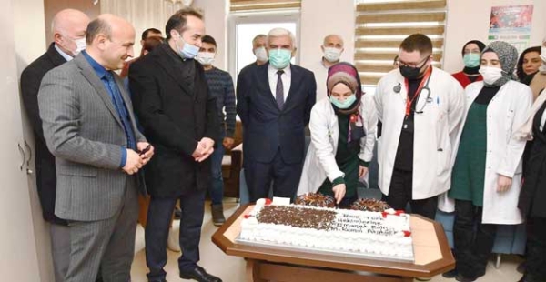 Sağlıkçılara pasta kestiler