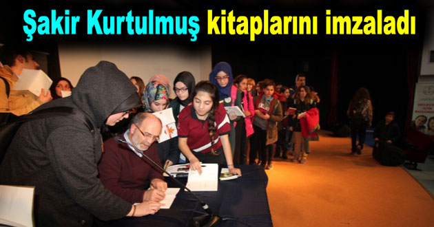 Şakir Kurtulmuş kitaplarını imzaladı