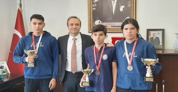 SATRANÇCI GENÇLERE KAYMAKAMDAN TEBRİK