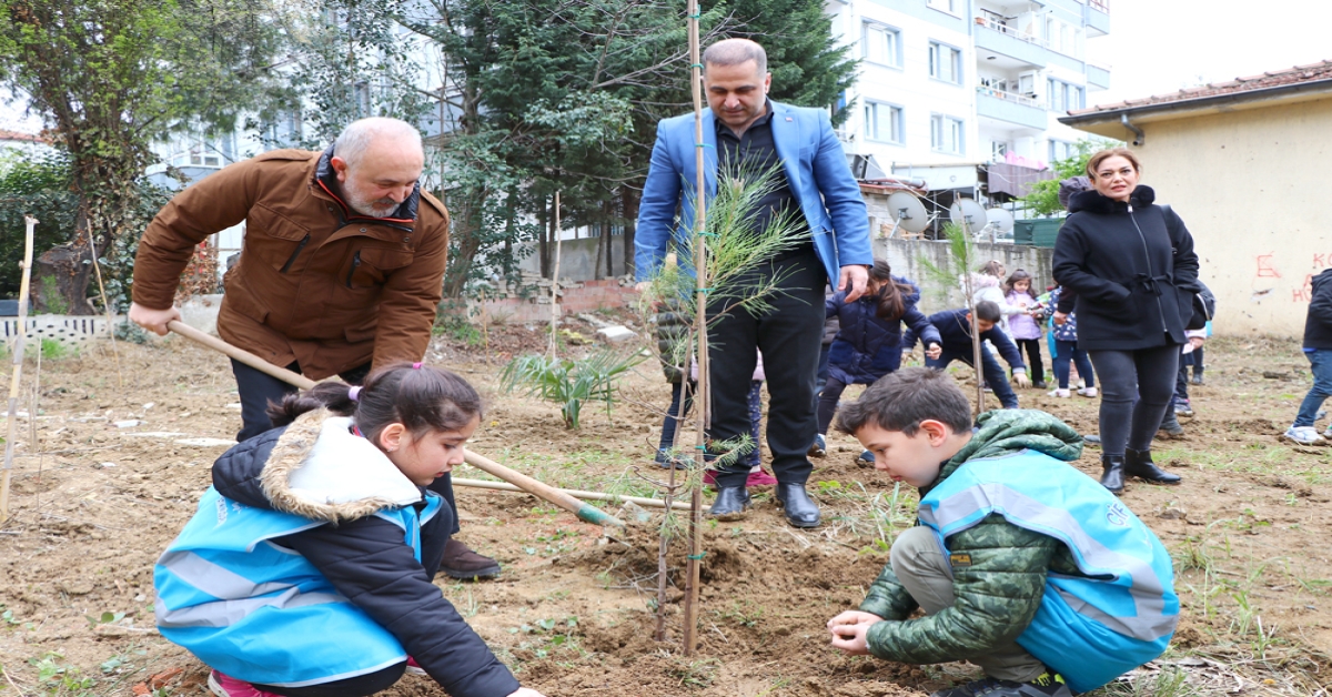 SİLPAGAR İLE 25 FISTIK ÇAMI DİKTİLER