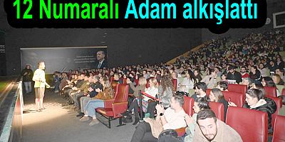 12 NUMARALI ADAM AYAKTA ALKIŞLANDI