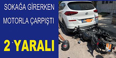 DÖNÜŞ YAPAN TAKSİ MOTORLA ÇARPIŞTI