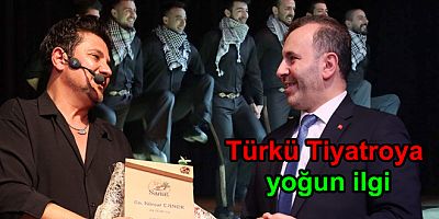 KÜRŞAT TANER TÜRKÜ TİYATROSU AYAKTA ALKIŞLANDI