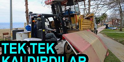 SAHİLDEKİ TEZGAHLAR KALDIRILDI