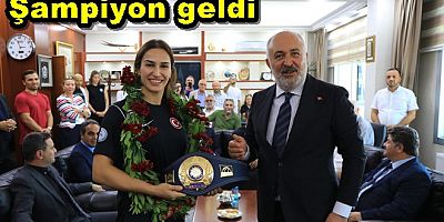 ŞAMPİYON BUSE ÇİÇEKLERLE KARŞILANDI