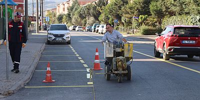 TRAFİK İÇİN YOL ÇİZGİLERİ ÇİZİLİYOR