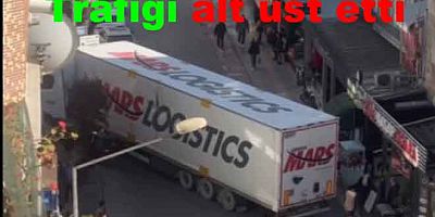 YALOVA’DA TIR ŞEHİR MERKEZİNİ KİLİTLEDİ