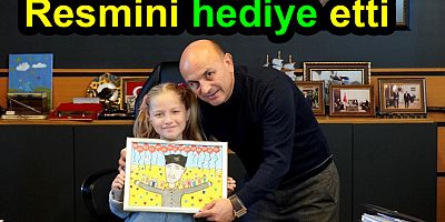 YAPTIĞI RESMİ METİN ORAL’A HEDİYE ETTİ