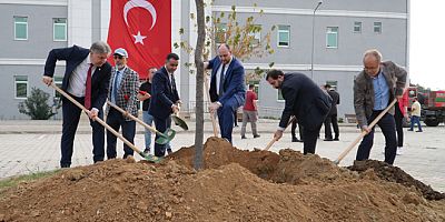 YAÜ DE CUMHURİYET FİDANLARI DİKİLDİ