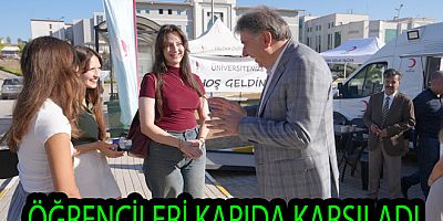 YAÜ REKTÖRÜ ÖĞRENCİLERİ KAMPÜSTE KARŞILADI