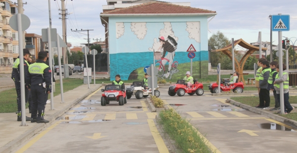 TRAFİK KURALLARINI ÖĞRENİYORLAR