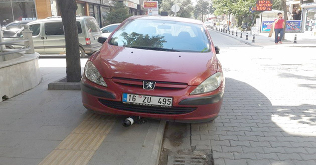 Trafik Magandası Kaldırıma Çıktı