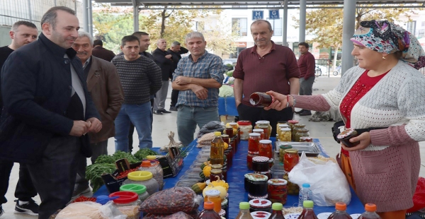 TUTUK KÖYLÜ PAZARINI GEZDİ