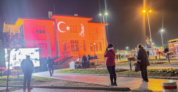 Yalova Belediyesi 10 Kasım’a özel gösteri gerçekleşti.