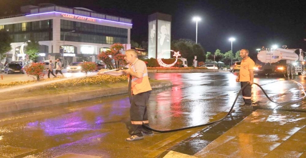 YALOVA CADDELERİ YIKANIYOR