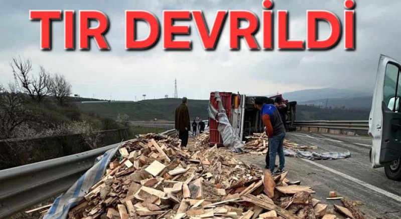 YALOVA’DA ODUN YÜKLÜ TIR DEVRİLDİ TRAFİK FELÇ OLDU