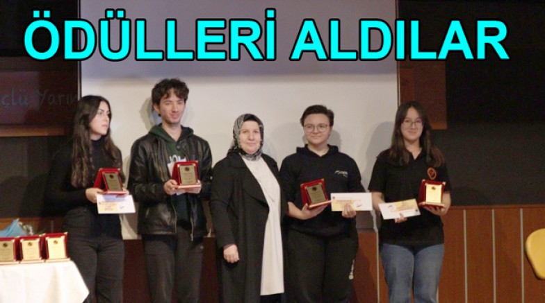 YALOVA’DA ŞİİR VE ÖYKÜ YARIŞMASI ÖDÜLLERİ DAĞITILDI
