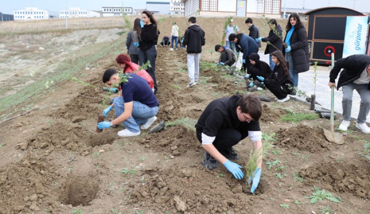 YALOVA OSB ALANINA ÖĞRENCİLER FİDAN DİKTİ