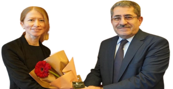 YAÜ de kadın hocalara çiçek