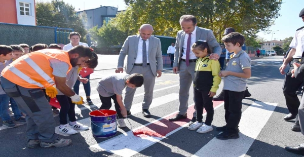YAYA GEÇİTLERİ KIRMIZIYA BOYANDI
