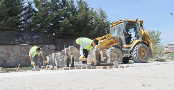​YUNUS EMRE CADDESİNDE PARKELER YENİLENİYOR
