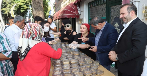 ZENBİLCİ VE TUTUK AŞURE DAĞITTI